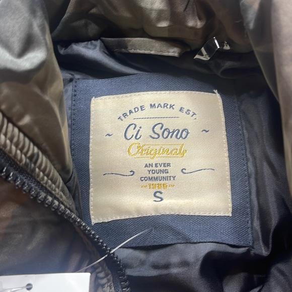 NWT Forever 21 Camo Puffer - SIZE: S - Picture 3 of 5